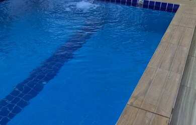 Imagem: A casa possui 4 Dormitórios, Acomodam 20 pessoas, 3 Vagas na