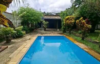 Imagem: A casa possui 3 Dormitórios, 4 Banheiros, 5 Vagas na garagem