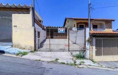 Imagem: A casa possui 2 Dormitórios, 1 Banheiro, 4 Vagas na garagem