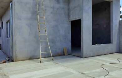 Imagem: A casa possui 2 Dormitórios, 2 Banheiros, 2 Vagas na garagem