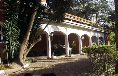 Imagem: A casa possui 4 Dormitórios, 4 Banheiros, 4 Vagas na garagem