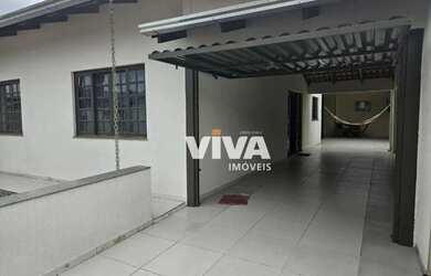 Imagem: A casa possui 2 Dormitórios, 1 Banheiro, 4 Vagas na garagem