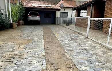 Imagem: A casa possui 3 Dormitórios, 4 Banheiros, 5 Vagas na garagem