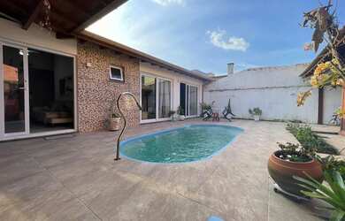 Imagem: A casa em condomínio possui 2 Dormitórios, 1 Banheiro, 2 Vagas