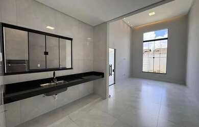 Imagem: A casa possui 2 Dormitórios, 2 Banheiros, 2 Vagas na garagem