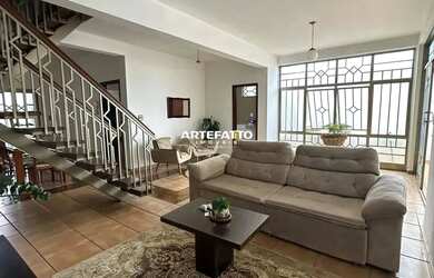 Imagem: A casa possui 3 Dormitórios, 2 Banheiros, 3 Vagas na garagem