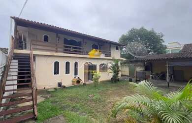 Imagem: A casa possui 3 Dormitórios, 2 Banheiros, 2 Vagas na garagem