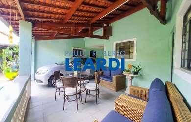 Imagem: A casa possui 3 Dormitórios, 5 Banheiros, 4 Vagas na garagem