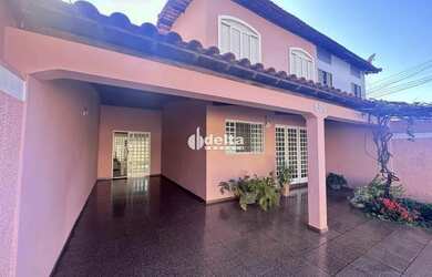 Imagem: A casa possui 4 Dormitórios, 3 Banheiros, 2 Vagas na garagem