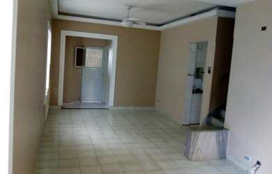 Imagem: A casa possui 5 Dormitórios, 4 Banheiros e 2 Vagas na garagem