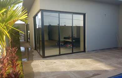 Imagem: A casa em condomínio possui 3 Dormitórios, 1 Banheiro, 2 Vagas