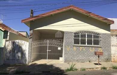 Imagem: A casa possui 3 Dormitórios, 2 Banheiros, 5 Vagas na garagem