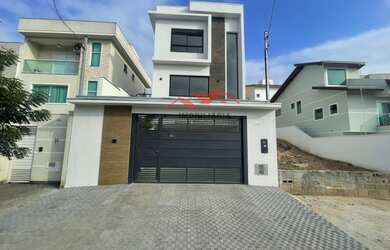 Imagem: A casa possui 3 Dormitórios, 2 Banheiros, 3 Vagas na garagem