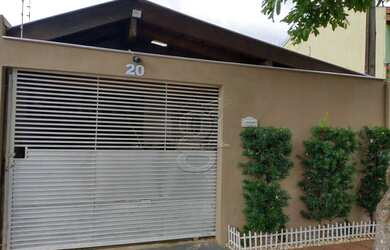 Imagem: A casa possui 3 Dormitórios, 2 Banheiros, 2 Vagas na garagem