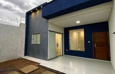 Imagem: A casa possui 3 Dormitórios, 2 Banheiros, 2 Vagas na garagem