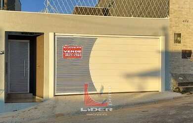 Imagem: A casa possui 3 Dormitórios, 2 Banheiros, 2 Vagas na garagem