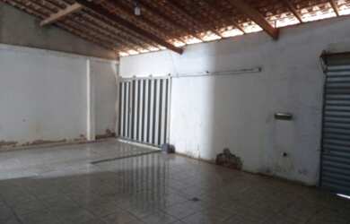 Imagem: A casa possui 3 Dormitórios, 3 Banheiros, 2 Vagas na garagem