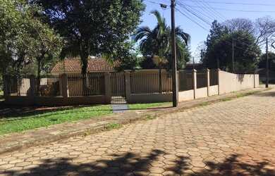 Imagem: A casa possui 3 Dormitórios, 2 Banheiros, 2 Vagas na garagem