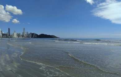 Imagem: A casa possui 2 Dormitórios, 2 Vagas na garagem, Churrasqueira