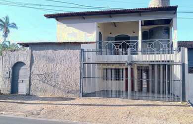 Imagem: A casa em condomínio possui 5 Dormitórios, 5 Banheiros, 2