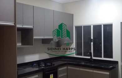 Imagem: A casa possui 3 Dormitórios, 2 Banheiros, 2 Vagas na garagem