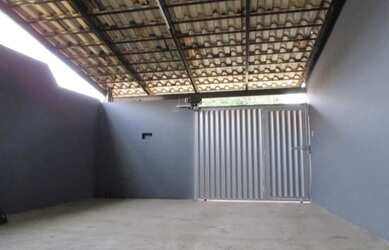 Imagem: A casa possui 3 Dormitórios, 1 Banheiro, 2 Vagas na garagem