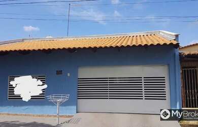 Imagem: A casa possui 2 Dormitórios, 2 Banheiros, 3 Vagas na garagem