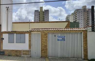 Imagem: A casa possui 3 Dormitórios, 4 Banheiros, 5 Vagas na garagem