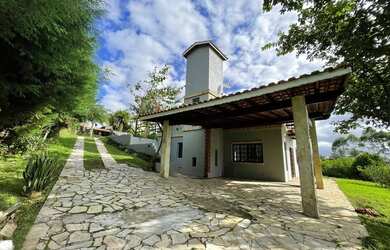 Imagem: A casa em condomínio possui 4 Dormitórios, 3 Banheiros, 3
