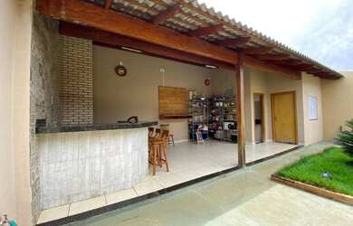 Imagem: A casa possui 3 Dormitórios, 3 Banheiros e 3 Vagas na garagem