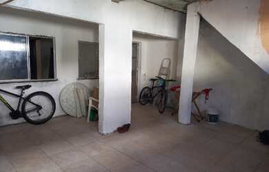 Imagem: A casa possui 3 Dormitórios, 1 Banheiro, 1 Vaga na garagem