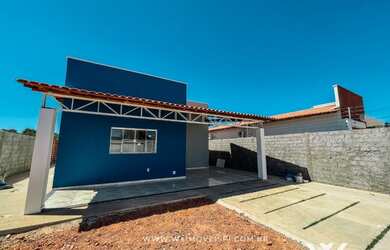 Imagem: A casa possui 3 Dormitórios, 2 Banheiros, 1 Vaga na garagem