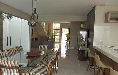 Imagem: A casa possui 1 Dormitório, 3 Banheiros, 2 Vagas na garagem