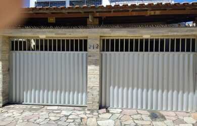 Imagem: A casa possui 5 Dormitórios, 2 Banheiros, 3 Vagas na garagem