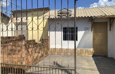 Imagem: A casa possui 1 Dormitório, 1 Banheiro, 1 Vaga na garagem e