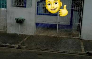 Imagem: A casa possui 2 Dormitórios, 1 Banheiro, 2 Vagas na garagem