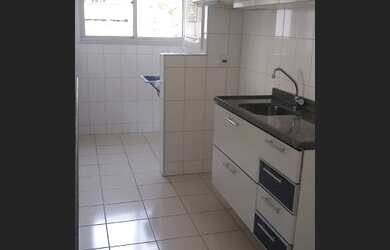 Imagem: O apartamento possui 2 Dormitórios, 1 Banheiro, 1 Vaga na garagem