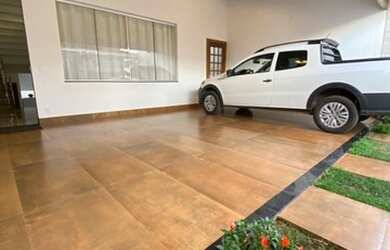 Imagem: A casa possui 2 Dormitórios, 2 Banheiros, 2 Vagas na garagem