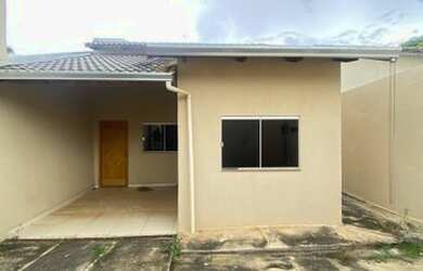 Imagem: A casa possui 3 Dormitórios, 2 Banheiros, 3 Vagas na garagem