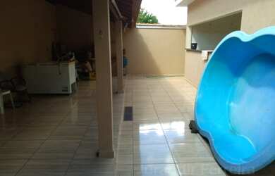 Imagem: A casa possui 2 Dormitórios, 3 Banheiros, 2 Vagas na garagem