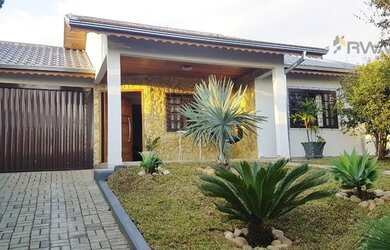 Imagem: A casa possui 3 Dormitórios, 2 Banheiros, 3 Vagas na garagem