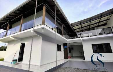 Imagem: A casa possui 4 Dormitórios, 3 Banheiros, 2 Vagas na garagem