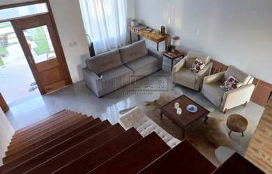 Imagem: A casa em condomínio e possui 3 Dormitórios, Suítes, 3 Banheiros