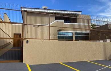 Imagem: O depósito possui 5 Vagas na garagem e 387m² de Área e está