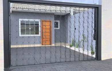 Imagem: A casa possui 3 Dormitórios, 1 Banheiro, 2 Vagas na garagem