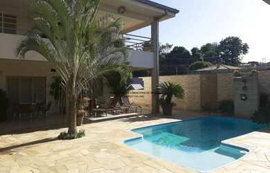 Imagem: A casa possui 3 Dormitórios, 5 Banheiros, 5 Vagas na garagem