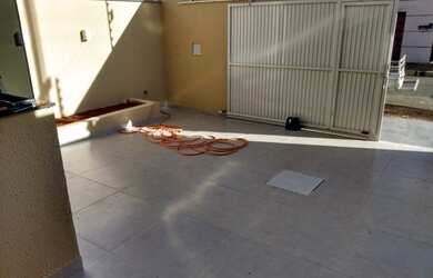 Imagem: A casa possui 3 Dormitórios, 2 Banheiros, 2 Vagas na garagem