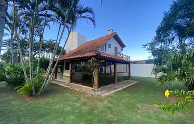 Imagem: A casa em condomínio possui 4 Dormitórios, 3 Banheiros, 2