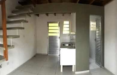 Imagem: A casa possui 1 Dormitório, 1 Banheiro, 1 Vaga na garagem