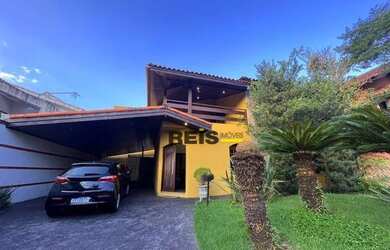 Imagem: A casa em condomínio possui 5 Dormitórios, 5 Banheiros, 289m²